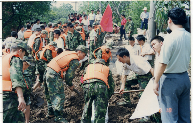 1998年8月15日，太極集團派出41名員工組成抗洪搶險隊，赴湖北荊州抗洪搶險。.jpg