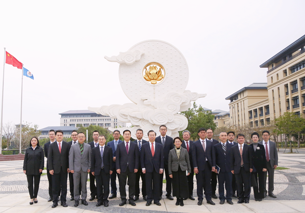 2024年2月26日，國(guó)藥集團(tuán)黨委書記、董事長(zhǎng)劉敬楨一行訪問澳門大學(xué)，雙方簽署戰(zhàn)略合作協(xié)議并就進(jìn)一步深化合作進(jìn)行會(huì)談。澳門大學(xué)校長(zhǎng)宋永華、副校長(zhǎng)徐建，國(guó)藥集團(tuán)副總經(jīng)理（主持經(jīng)營(yíng)工作）胡建偉，副總經(jīng)理董增賀、晉斌等出席活動(dòng)。1.png